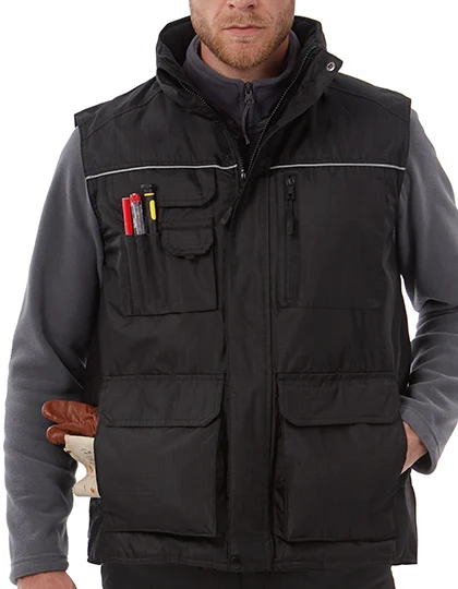 Gilet de travail noir multipoches avec bande réfléchissante, porté sur une polaire